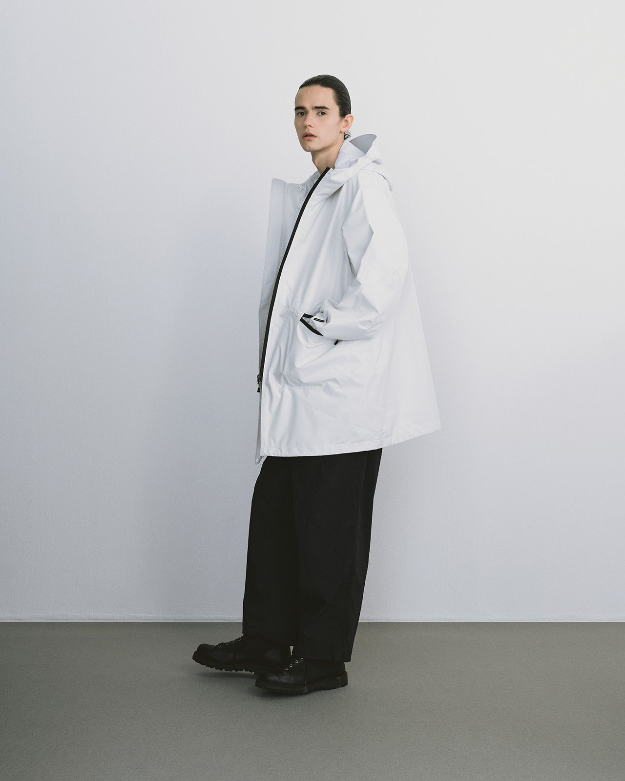 model：H187, B85, W76, H90, Lサイズ着用