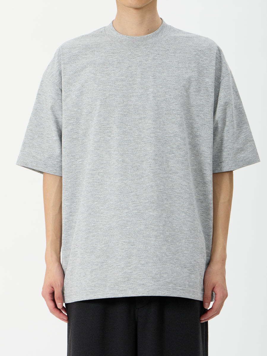 model：H181, C89, W68, H83, Lサイズ着用