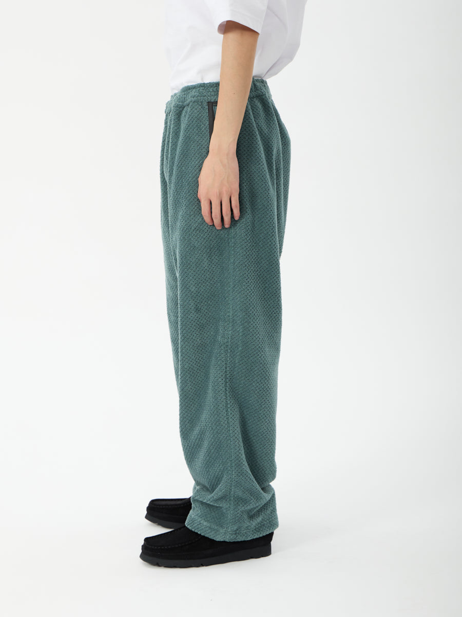 model：H181, C89, W68, H83, Lサイズ着用