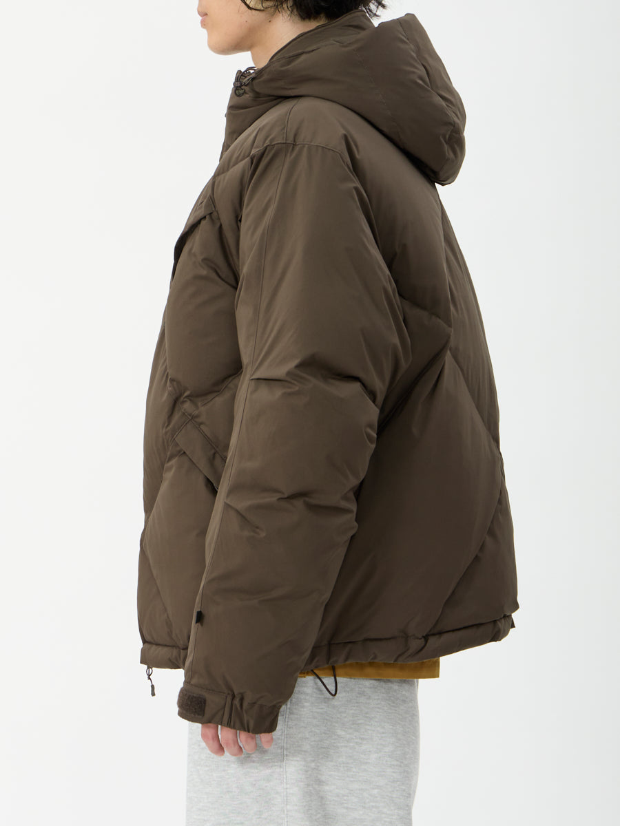 model：H181, C89, W68, H83, Lサイズ着用