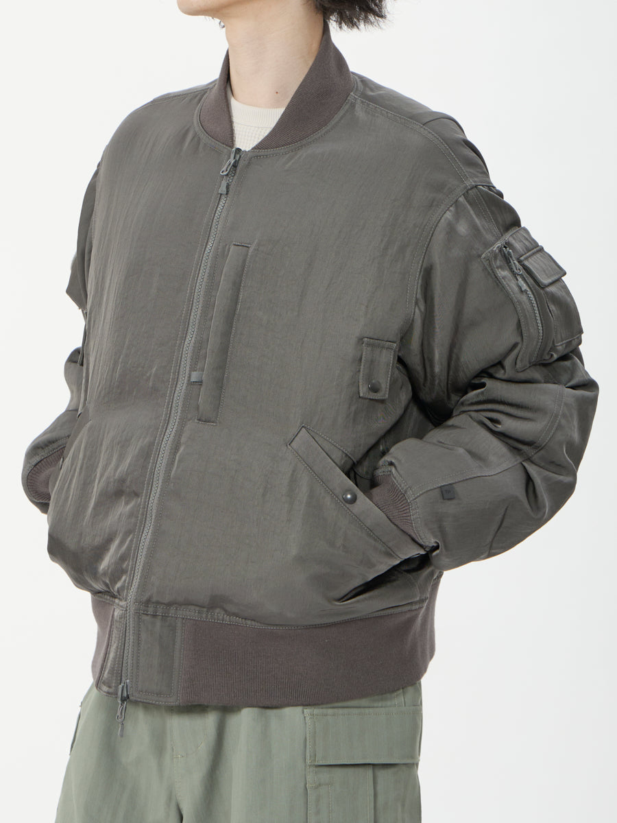model：H181, C89, W68, H83, Lサイズ着用