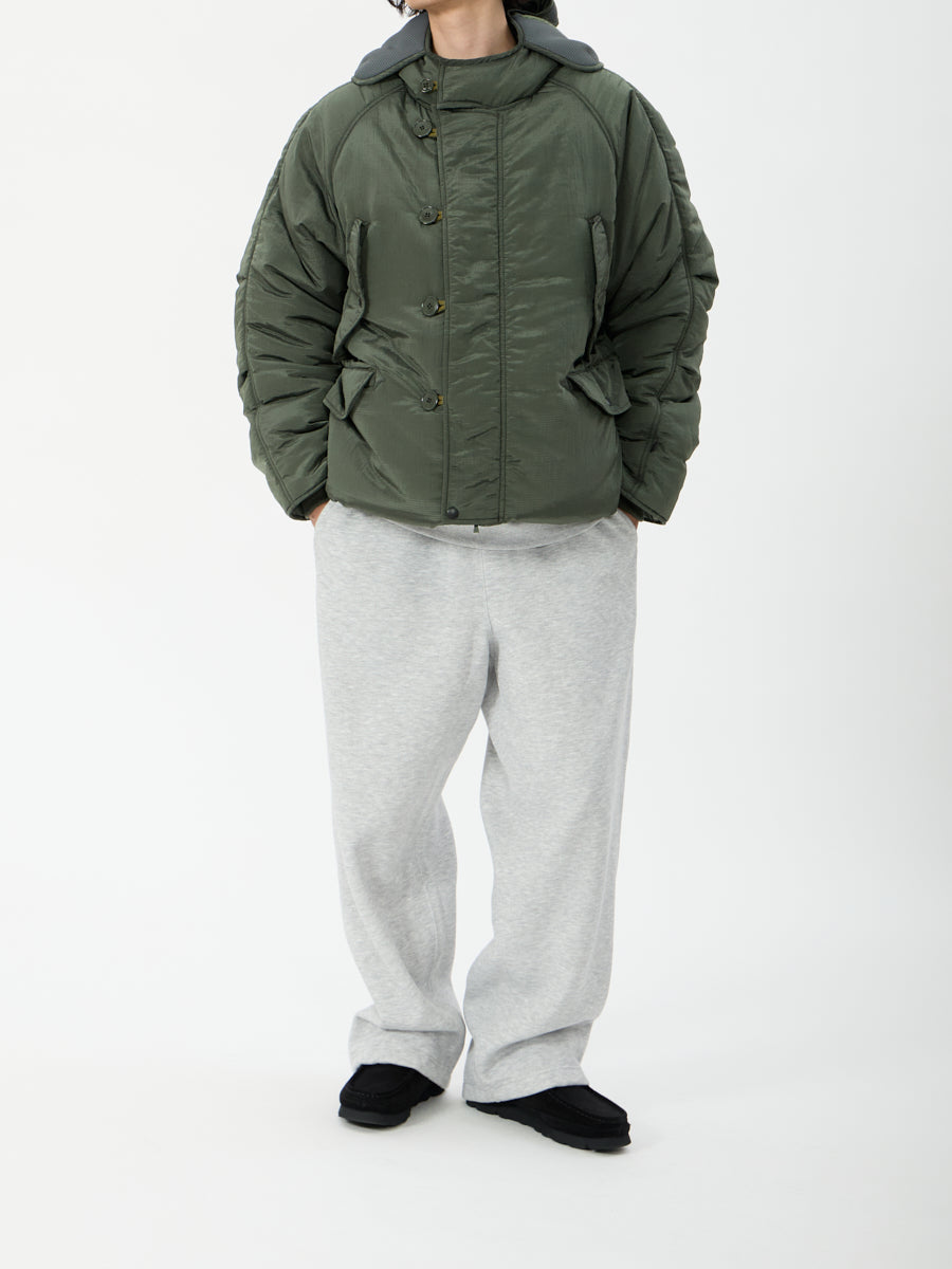 model：H181, C89, W68, H83, Lサイズ着用